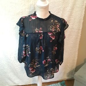 Monteau blouse with long sleeves.